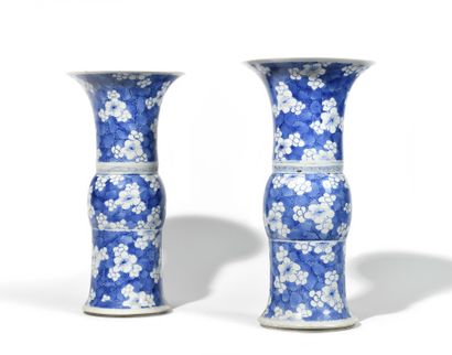 null CHINE Paire de vases yenyen en porcelaine à décor en bleu sous couverte de fleurs...