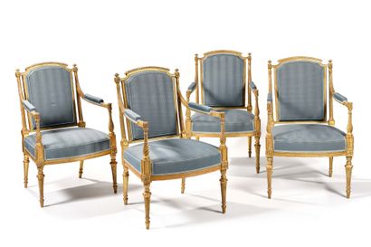 null BELLE SUITE DE QUATRE FAUTEUILS en bois finement sculpté et doré à dossier plat,...