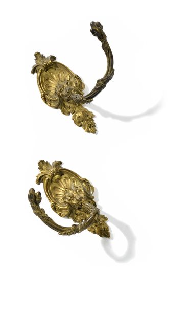 null PAIRE D’EMBRASES en bronze doré à décor de mufle de lion. XIXe siècle. P : 15...