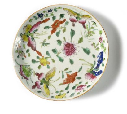 null LOT DE QUATRE PORCELAINES ET UNE CERAMIQUE, dont une coupe octogonale sur piédouche...