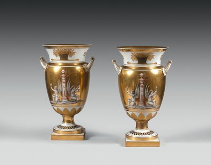 null PARIS, MANUFACTURE DE DAGOTY Paire de vases de forme balustre en porcelaine...