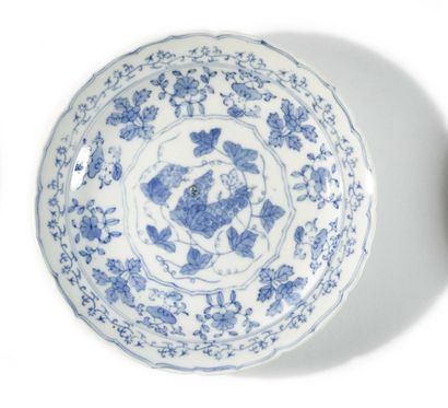 null LOT DE NEUF ASSIETTES, dont quatre en porcelaine bleu-blanc de la Compagnie...