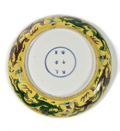  CHINE Coupe circulaire en porcelaine à décor vert, aubergine et blanc et incisé...