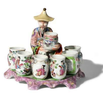 null BAYEUX Groupe en porcelaine formant pots à épices, formé d’un Chinois assis...