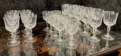 null PARTIE DE SERVICE DE VERRES en cristal comprenant : 

- 11 verres à eau 

-...