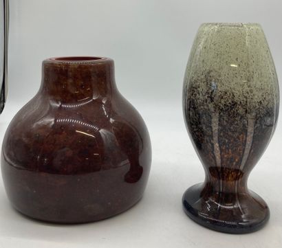 null VERLYS Deux vases en verre marmoréen

Vers 1930

H : 23 cm et 27 cm