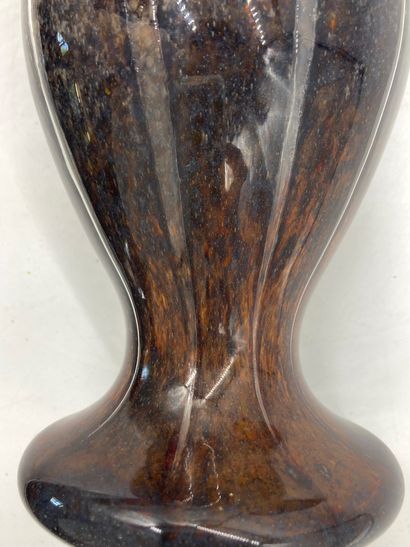 null VERLYS Deux vases en verre marmoréen

Vers 1930

H : 23 cm et 27 cm