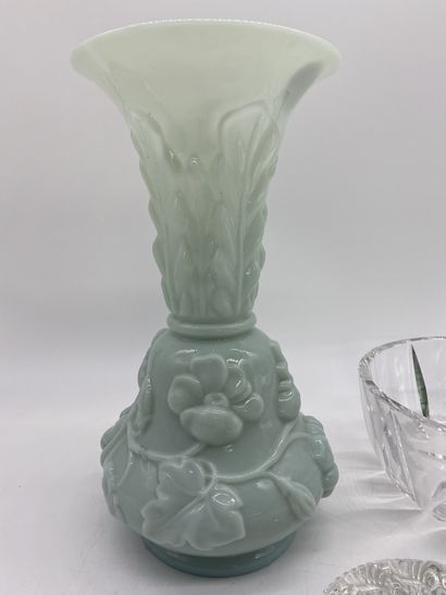 null Lot comprenant un vase en verre opalin vert clair à décor floral

H 31 cm 

Une...