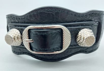 null BALENCIAGA. Bracelet en cuir noir clouté, à décor d'une boucle de ceinture 

vendu...