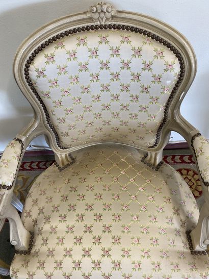 null LOT COMPRENANT: Un fauteuil de Style Louis XV en bois laqué, garni de tissus...