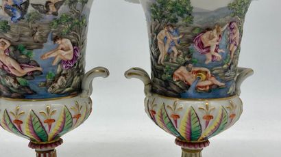 null Paire de vases médicis en porcelaine, Capo di Monte, à décor de personnages...