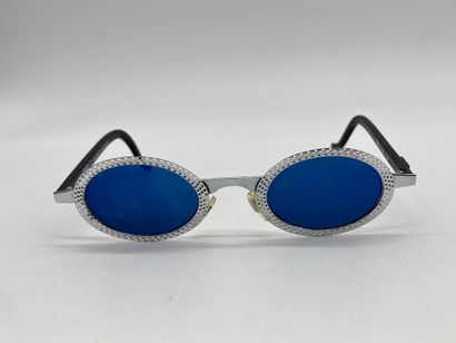 null Lunettes de soleil KENZO vintage. Modèle Tamis K. 1255

Verres miroir bleu.

Modèle...