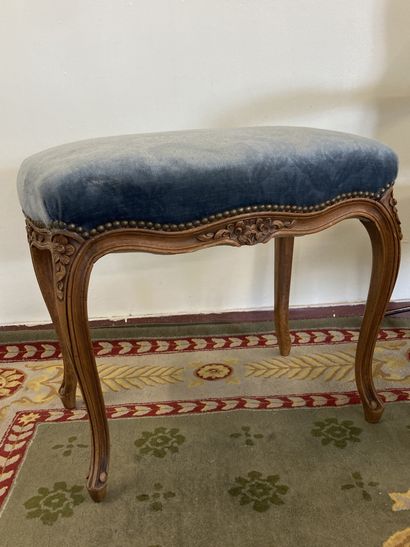 null LOT COMPRENANT: Un fauteuil de Style Louis XV en bois laqué, garni de tissus...