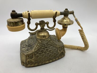 null TELEPHONE EN BACHELITE ET LAITON REPOUSSE

H: 20 cm

L: 24 cm

(Usures)