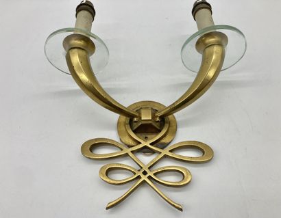 null JULES LELEU (1883-1961) APPLIQUE à deux bras de lumière en bronze doré et laiton.

Bobèche...