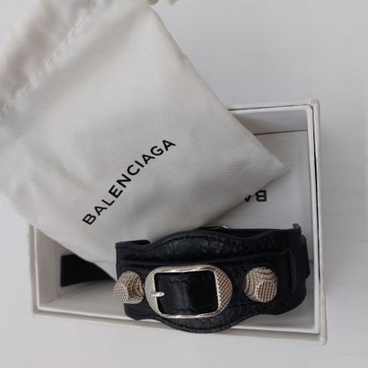 null BALENCIAGA. Bracelet en cuir noir clouté, à décor d'une boucle de ceinture 

vendu...