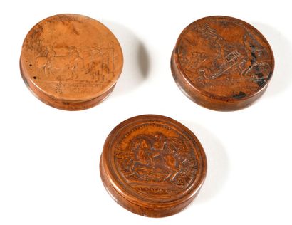 THREE snuffboxes : a) Round snuffbox in boxwood,...