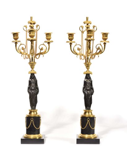 null PAIR OF FLAMPS WITH ATHENS in patinated and gilded bronze surmounted by a bouquet...