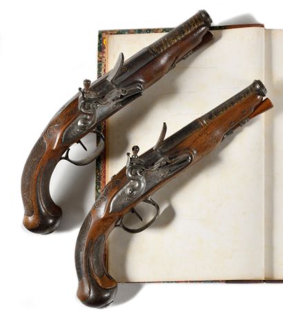 null PAIR OF FLINTLOCK PISTOLS OF OFFICER. Round barrels, with beads at the mouths...