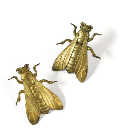  DEUX ABEILLES D’ORNEMENT. En bronze doré. 9,5 x 7,5 cm. B.E. Milieu du XIXe siè...