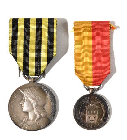 null FRANCE Deux médailles : -Médaille commémorative de la guerre de 1870. En argent....