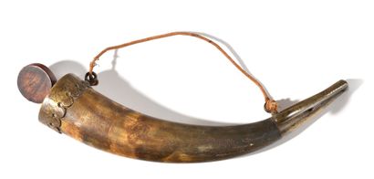 null POWDER HORN, WITH TWO RINGS OF SUSPENSION. Cut and engraved brass fittings,...