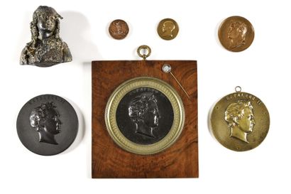 null NAPOLEON II Set including : - a medallion in bronze to suspend. Diam: 11 cm....