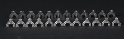 null DOUZE PORTE-COUTEAUX en métal argenté de style Louis XVI à décor de feuilles...