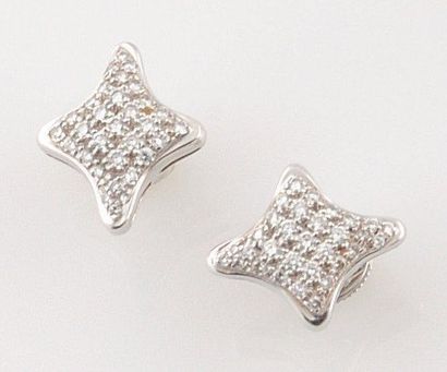 DE BEERS PAIRE DE BOUCLE D'OREILLES en or gris pavée de diamants stylisant une étoile....