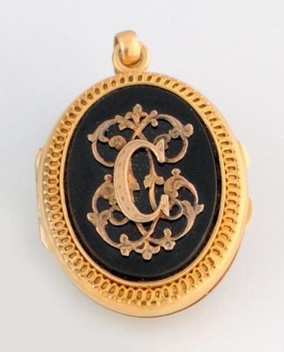 null PENDENTIF camée en or jaune et onyx. Poids brut: 31,7 g Hauteur: 4,9 cm