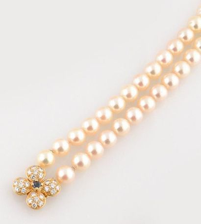 null BRACELET de perles composé de deux rangs, le fermoir stylisant un trèfle pavé...