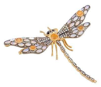 null BELLE BROCHE montée sur or jaune stylisant une libellule ornée d'opales de taille...