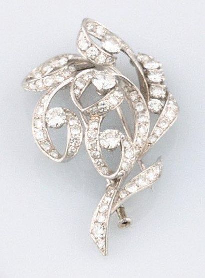 CHAUMET Broche en or gris stylisant une fleur ornée de diamants. Poids brut: 13,5...