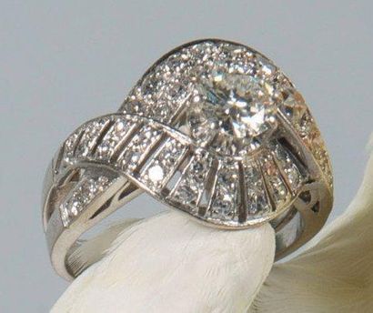 null BAGUE dôme en or gris ornée au centre d'un diamant rond (environ 0,70 cts) dans...