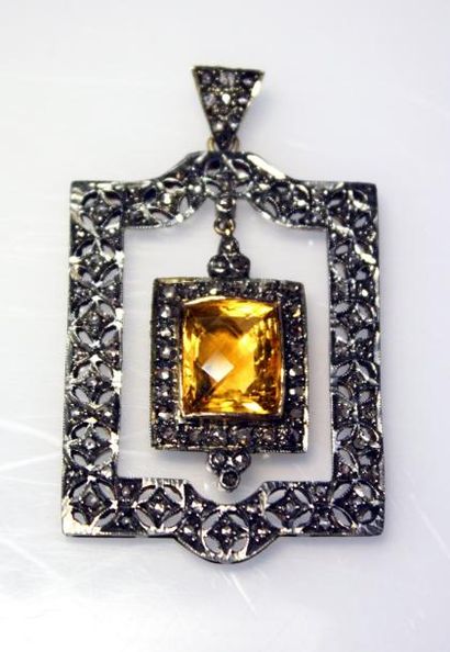 null IMPORTANT PENDENTIF en or jaune et argent de forme rectangulaire pavée de diamants...