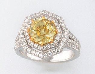 null BAGUE en or gris ornée d'un diamant «fancy deep yellow» de 2,46 cts dans un...