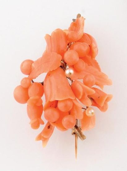 null BROCHE en or jaune, stylisant un bouquet de fleur en corail peau d'ange et ornée...