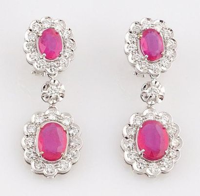 null PENDANTS D'OREILLES en or gris sertis de deux rubis de taille ovale dans un...