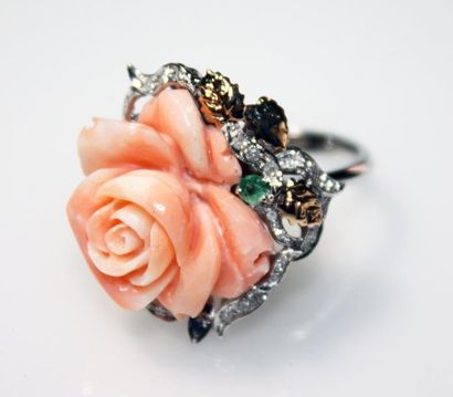 null BAGUE en or gris ornée d'une rose en corail «peau d'ange» dans un entourage...