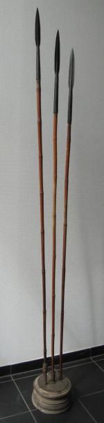 null Lot de trois lances en fer et bambou en provenance d'Ethiopie présenté sur un...