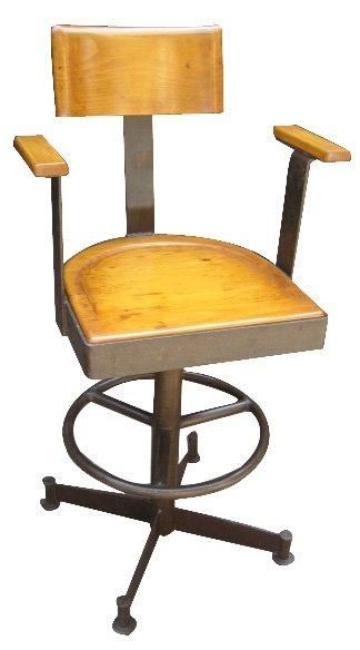 null Paire de chaises à bras en fer et bois teinté clair. Assise, dossier et accoudoirs...