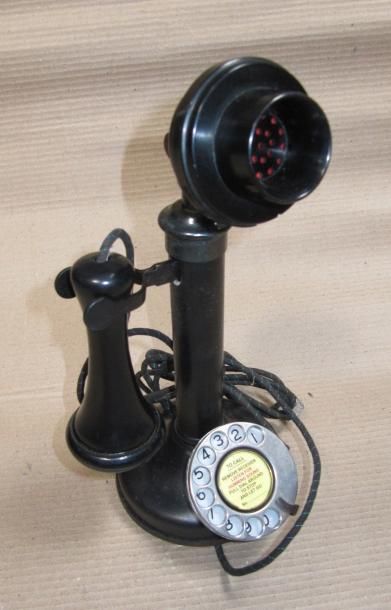 null "Téléphone de type "colonne" en métal laqué noir, combiné en bakélite et cadran...