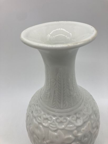 null CHINE, Vase de forme balustre en porcelaine blanche

A décor en léger relief...