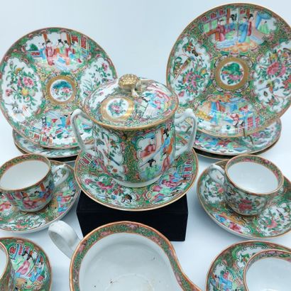 null CHINA. SET of crockery in porcelain of canton with green floral decoration heightened...