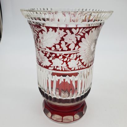 null POKAL 

en cristal 

(éclats) 

H : 33.5 cm 



On y joint un vase à décor de...