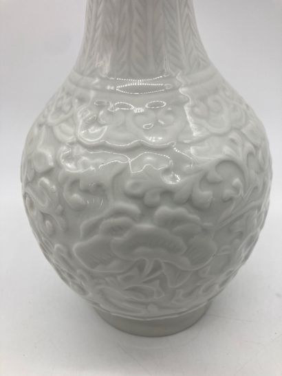 null CHINA, White porcelain vase of baluster shape

Decorated with peonies in light...