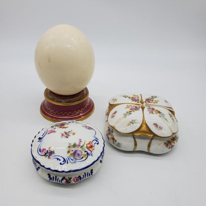 null ENSEMBLE comprenant deux bonbonnières en porcelaine de Limoges et un oeuf d'autruche...