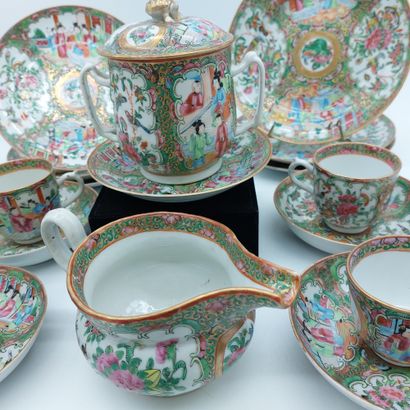 null CHINA. SET of crockery in porcelain of canton with green floral decoration heightened...