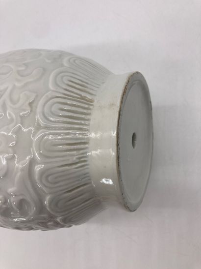 null CHINE, Vase de forme balustre en porcelaine blanche

A décor en léger relief...