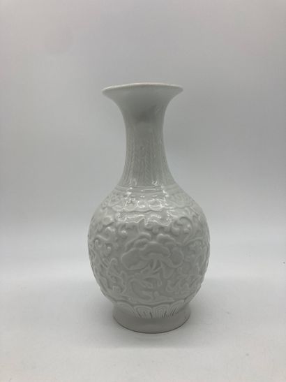 CHINE, Vase de forme balustre en porcelaine...